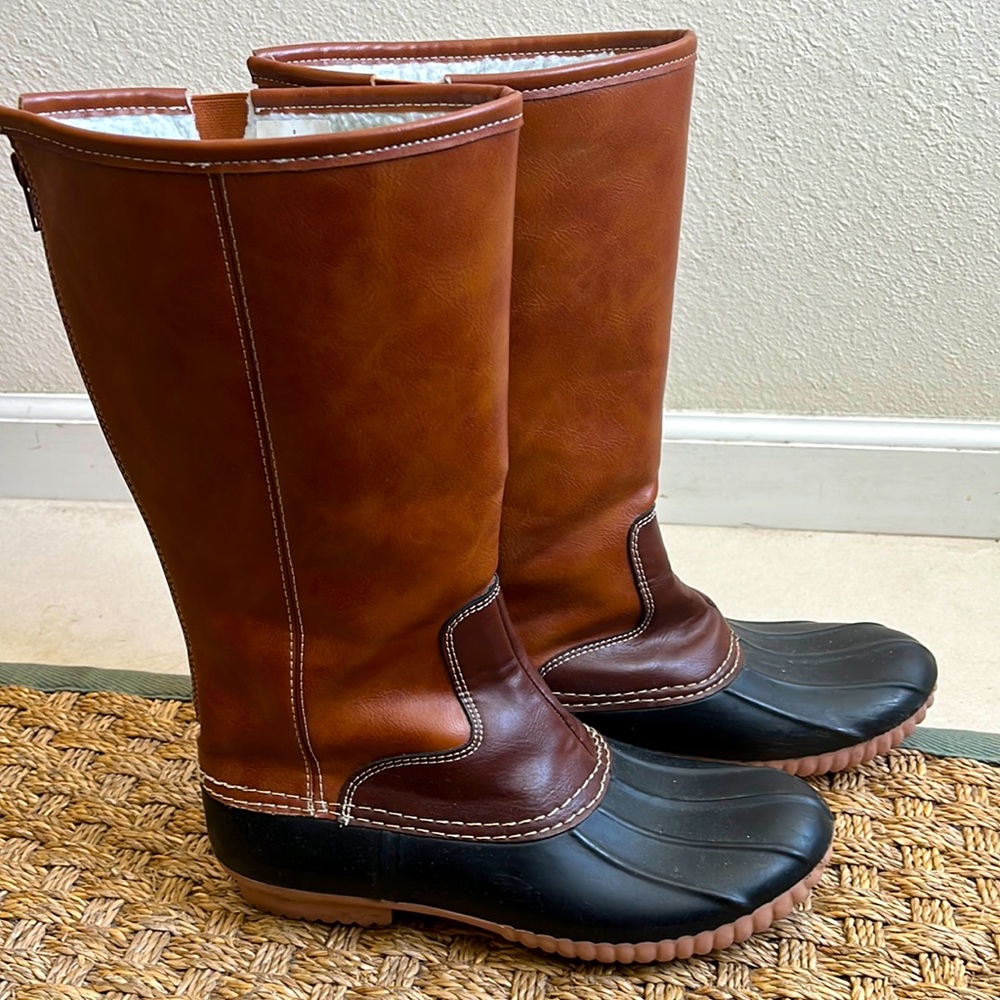 Stylish and super cute duck boot style rain boots from lulus